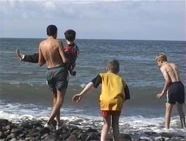 James threatens to give Lee an unwelcome dunking at Clovelly Beach